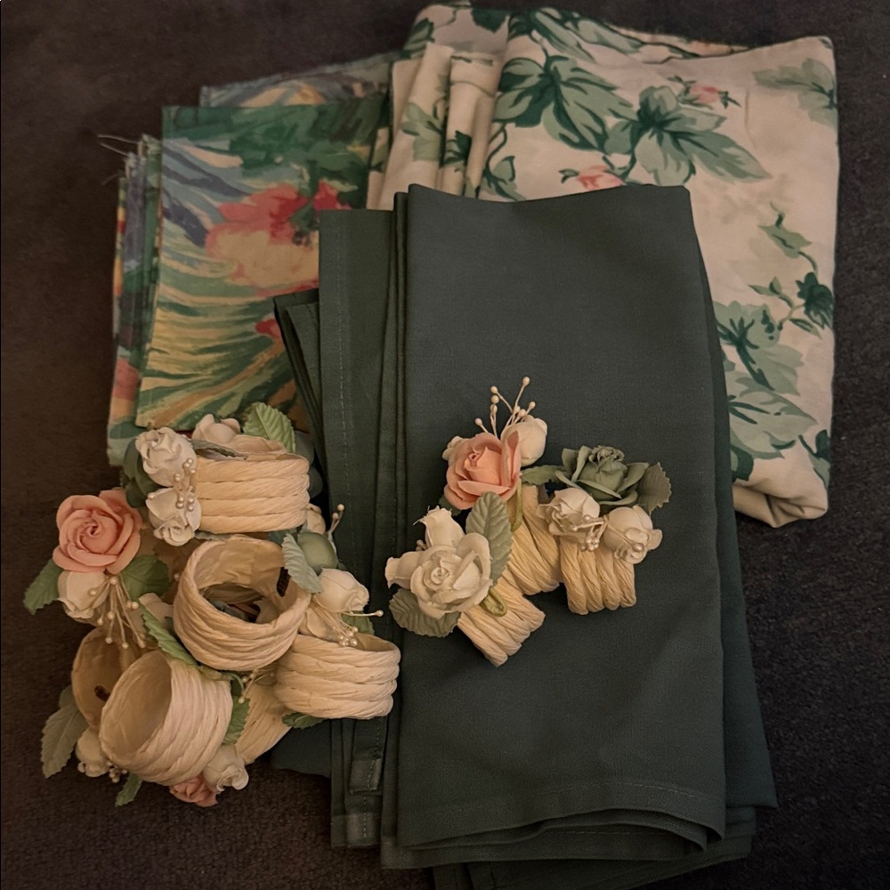 TABLE CLOTHES,NAPKINS & 12 NAPKIN RINGS